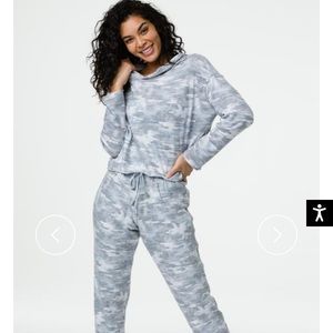 Onzie camo jogger and cropped sweater set